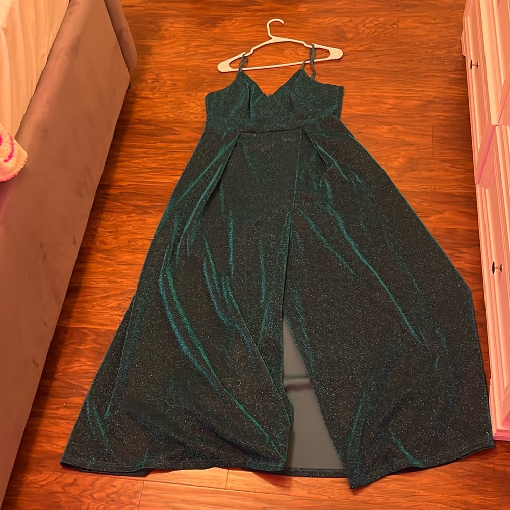 LONG FORMAL EMERALD GREEN DRESS W SLIT